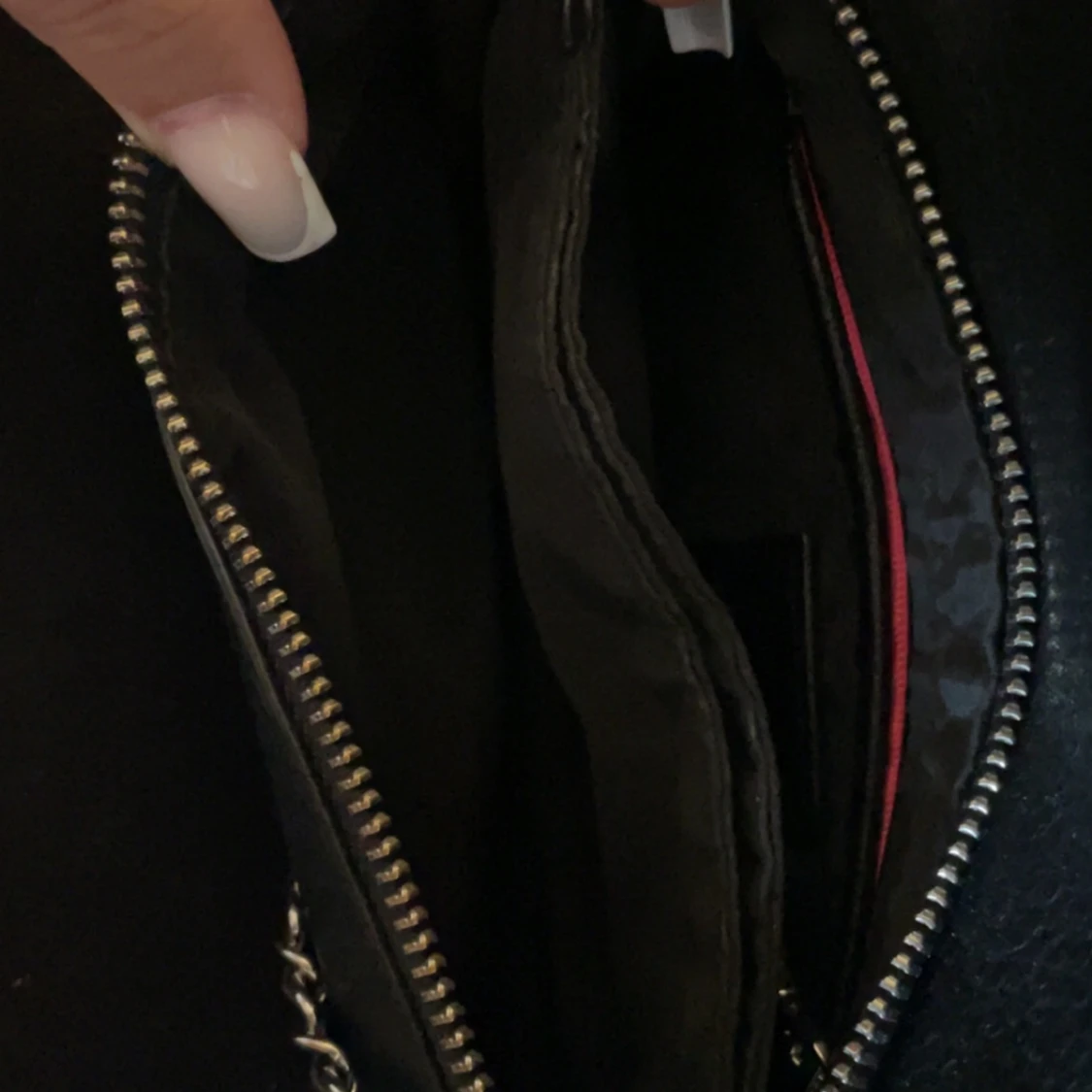 svart handväska  - 90