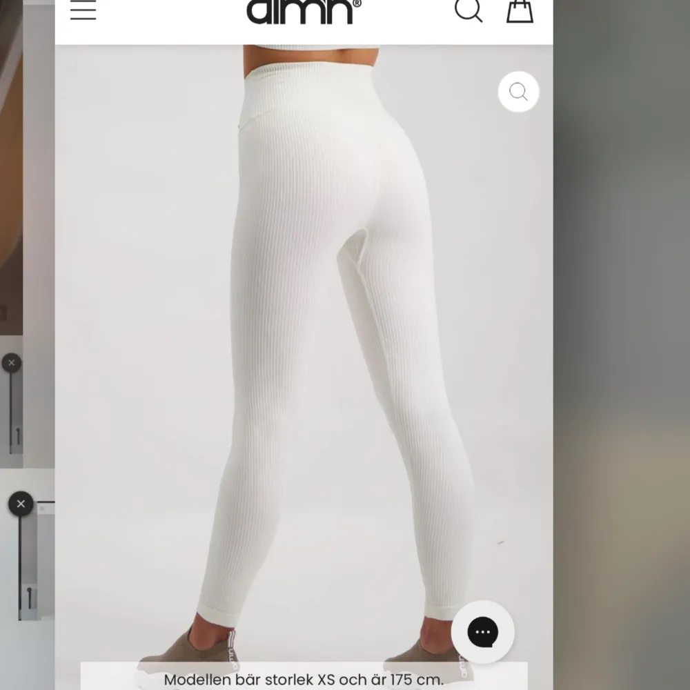 Helt nya träningstights från aimn i modellen off-white ribbed seamless tights. Är helt nya med lappen kvar i Orginal förpackning. Originalpris 449kr.. Sportswear.