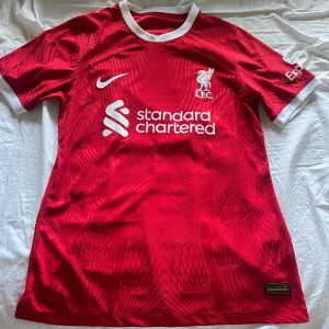 Liverpool tröja - Trent  - Super fin tröja som aldrig är använd med Trent Alexander Arnold på ryggen. 