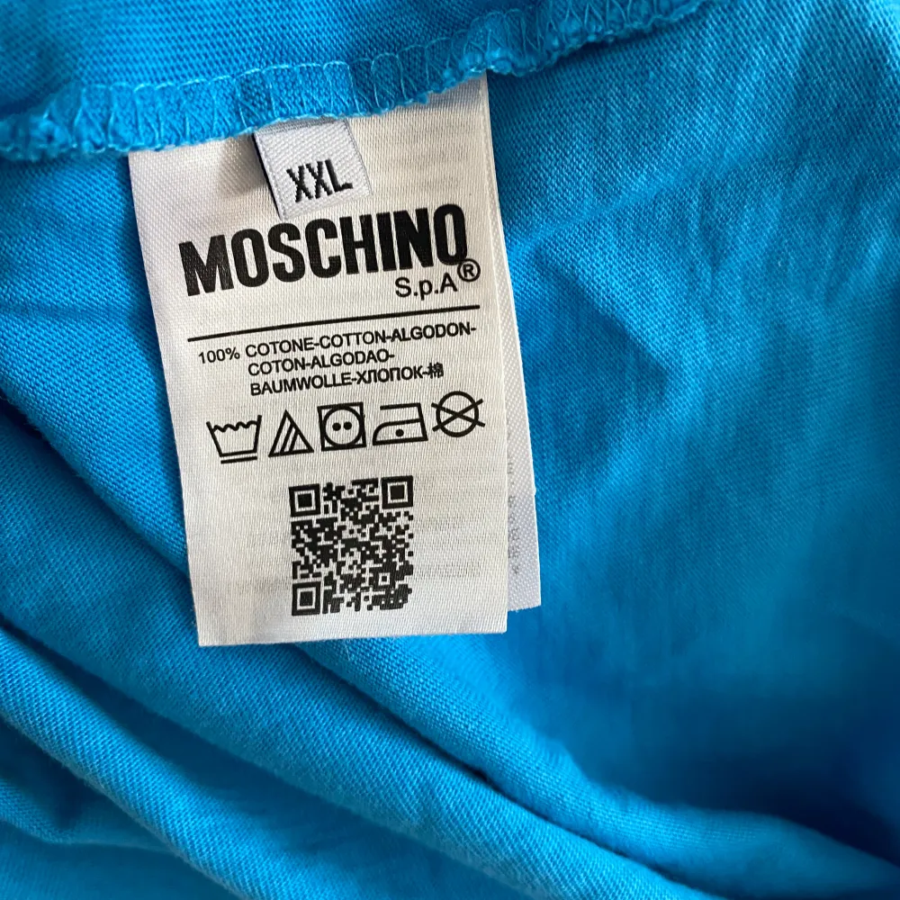 En snygg moshino tisha i storlek XXL men sitter som en större large. T-shirts.
