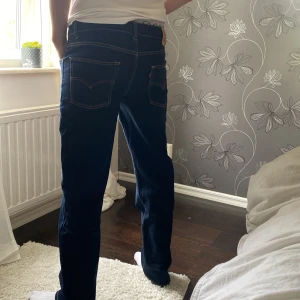Levis jeans - Levis jeans i riktigt snygg färg, sälj pga att de inte kommit till användning och ligger i garderoben, köptes förra sommaren för 799 ungefär och säljs för 299. Pris kan diskuteras vid snabb affär. Storlek: Loose taper 