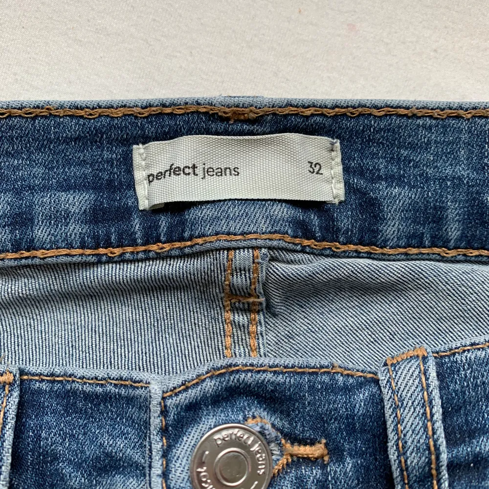 Bootcut lågmidjade jeans från Gina tricot i väldigt bra skick. Nypris 500kr, storlek 32.💗. Jeans & Byxor.