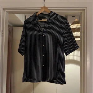 Skjorta Sandro - Storlek S  Använd fåtal gånger och är i bra skick Tunn och luftig 