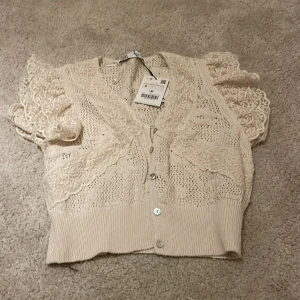 Sommar kofta  - Jätte söt sommar kofta från zara i storlek m men passar även s 💕