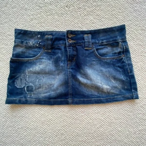 Kjol - Blåa jeans med coola detaljer 💙🩵 storlek S (Har ej bilder med den på) midjemått 43x2 och längd 30 cm