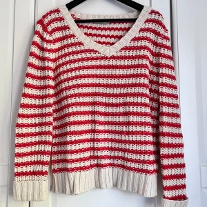 Stickad tröja  - Säljer nu denna vit/rös randiga stickade tröjan, passar jätte bra nu till kalla sena sommarkvällar , den är i fint skick, hör av dig vid frågor 🩷