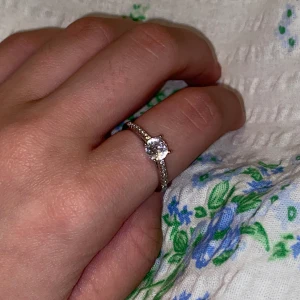 Ring - Ring med kristall. Storlek 7.