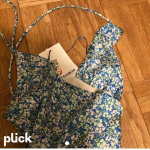 Klänning  - Älskar och ser så fin ut! Inga defekter. För fler bilder kan du kontakta mig. Kan sänka priset om det är en snabb affär. Är 164cm lång.