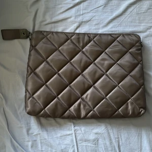 Datorfodral  - Superfint datorfodral/datorväska från HM. Det är i nyskick. Det är svart och lite tjockare för att skydda datorn.