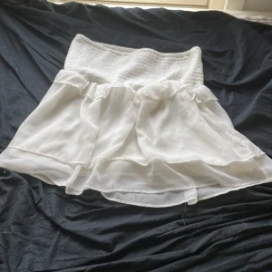 Kjol - Älskar och ser så fin ut! Inga defekter. För fler bilder kan du kontakta mig. Kan sänka priset om det är en snabb affär. Är 164cm lång.