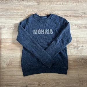 Morris tröja  - En snygg tröja i bra skick som passar till de mesta. Hör av er vid frågor annars fritt fram att använda ”köp nu”.