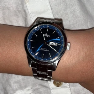 Klocka för 14 åring och kommer me delar till klockan - Hej, klockan är ny typ en månad, jag vill sälja den för jag fick den i present och den passa inte för jag har ganska stor handled men den passar på de som är smalare på handleden men den har delar som gör den större och kommer med klockan.