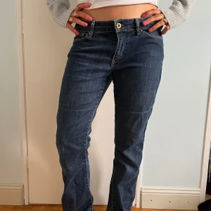 Levis bootcut jeans - Så så snygga bootcut jeans från levis med sluttar. Älskar!!!! Passar storlek S-M. Modellen heter demi curve. Pris kan diskutera💗💗💗