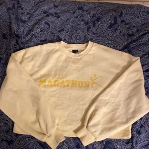 Sweatshirt  - Lite nopprig på insidan men går att fixa💛 Inga större defekter på tröjan, hör av er vid frågoroch fler bilder☀️