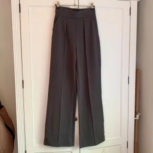 Kostymbyxa - Högmidjad kostymbyxa med vida ben och långa ben. Aldrig använda, därav inga defekter 🤍🩶 