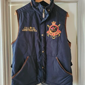Väst Polo av Ralph Lauren - Väst Polo från Ralph Lauren  Storlek: M 175/95  Material: 100% Bomull insidan 100% polyester utsidan