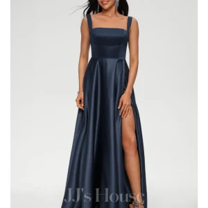 Balklänning  - En marinblå klänning från JJ’s house😽 Den är helt oanvänd med prislappen kvar. Jag köpte den för ca 1600 kr men säljer den billigare❤️ Axelbanden är justerbara och rosetten i ryggen knyter man själv. Den har även en slits💕