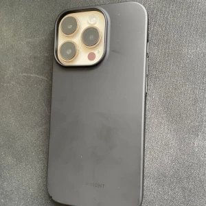 Oanvänt mobilskal NORIMONT - Helt oanvänt mobilskal från norimont i färgen Charc oal Black, som är till för iPhone 14 PRO, skickas med original förpackningen. Original pris 299 säljer för 199