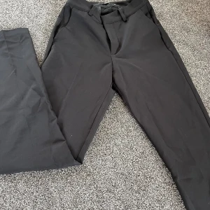 Kostym byxor  - Säljer mina svarta kostym byxor som är för små för mig. Dom är straight och mid waist. Skriv för fler bilder 💕