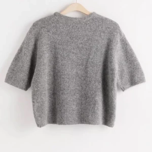 Kortärmad stickad grå tröja - Storlek s, säljer även i svart o vit också. 