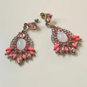 Rosa örhängen  - Vackra örhängen med rhinestones 