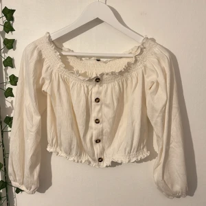 Créme Topp - Créme färgad ”croptop” från hm i stl M. Prefekt till sommaren & inga tecken på användning 🌸 Köparen står för frakten!🚀 