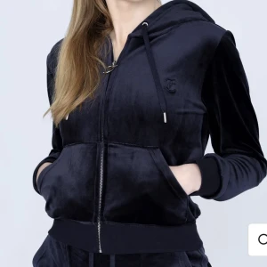 Marinblå juicy set  - Ord pris på koftan är 1300kr och säljer den endast för 300kr, pga att den inte kommer till användning. Koftan är i nyskick och sitter fint på kroppen och framhäver ens former. Hela setet går att köpa för 500kr🥰 Hör av dig om du har några frågor❤️