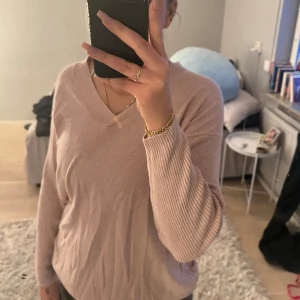 Tröja - En vardagatröja i en söt rosa färg, skönt material, storlek L men passar mig som bär S!!