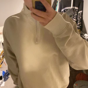 Zip hoodie - En perfekt tröja nu till våren,använd cirka 3 gånger då den har varit för stor 9/10 skick 