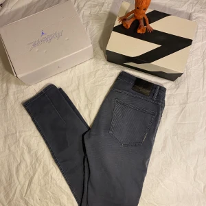 Neuw jeans - Säljer dessa riktigt grischiga jeans från Neuw🔥💯de är i en liten grå svart wash😀storleken är 34/32 skinny fit😜skick 10/10 skriv för minsta fundering 🤗