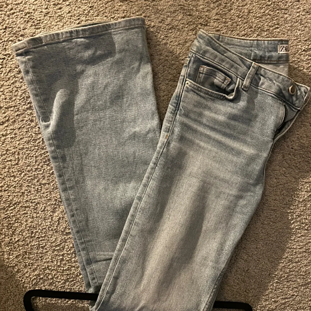 Säljer dessa snygga !slutsålda! jeans från Zara då de inte kommer till användning längre, skriv för fler bilder💓💓 . Jeans & Byxor.