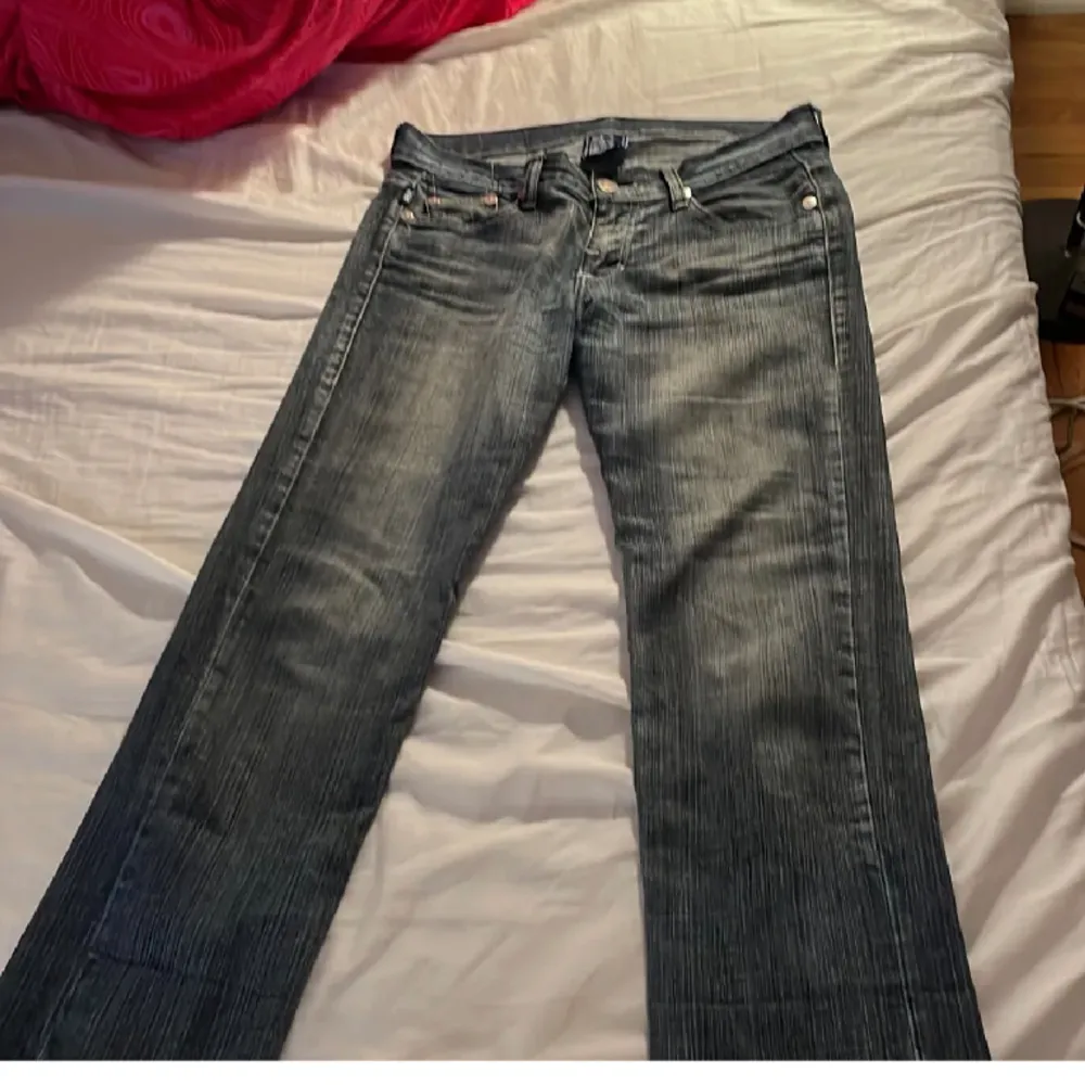 Lågmidjade Victoria Beckham jeans, säljer då dem är lite för korta för mig som är 165. Därmed används dem inte längre!💌💌. Jeans & Byxor.
