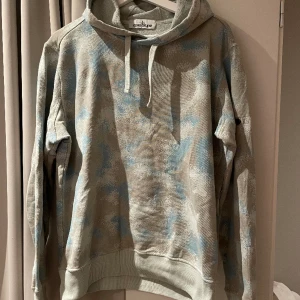 Stone Island hoodie - Fin Stone Island  hoodie, den är i bra skick förutom en fläck på mudden bak. Därför säljs den till ett bra pris. Märket som ska sitta på armen finns (satt inte på när jag tog bilden).