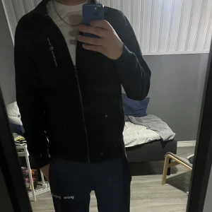 Sail racing half zip - Säljer min Sail Racing half zip i storlek medium. Använder inte längre!