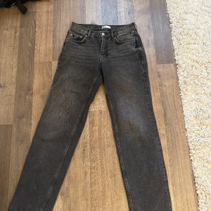 Gina low straight jeans - Jeans med låg midja. De är svartgrå med rak passform. Använda men inget som syns. Säljes pågrund av att dem är på gränsen för korta på mig som är 175 cm:) Nypris 499:-