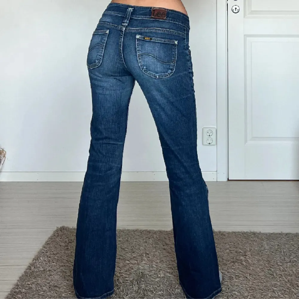 Säljer dessa ursnygga Lågmidjade Lee jeans då dem var någon cm korta på mig som är 172.  Midjemått tvärs över 36 cm . Jeans & Byxor.