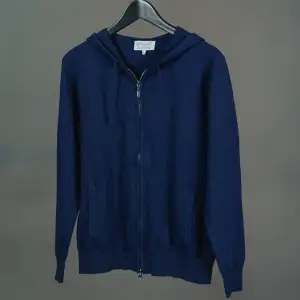 Stickad tröja ifrån Ahlquist Clothing, endast provad, säljer pågrund av för lite storlek💕