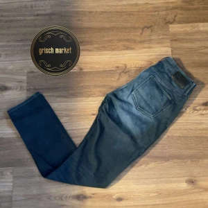 G-star jeans  - Ett par snygga g-star jeans som sitter snyggt slimfit | 27/32 som sitter lite långt på modellen som är 170cm och 55kg, mått på längd och midja finns i pm | OBS! fickorna är igensydda, inget som syns vid användning | priset är inte hugget i sten!
