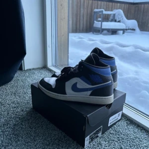 Air Jordan 1 Mid Racer Blue 42,5 - Ett par sparsamt använda stilrena Jordands som jag nu säljer för ett bra pris då dem blivit för små. Tveka inte med att skriva vid frågor! 
