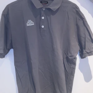 Pikétröja från kappa  - Fin pikétröja från Kappa ⭐️ Bra skick, lite skrynklig men går att stryka 🫶🏼🪩