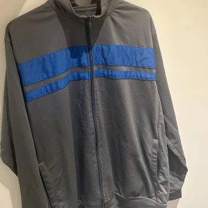 Cool vintage tunn ”inomhusjacka” - Supercool vintage ”sportjacka” ⭐️ Från InstaDry 🪩 Oversized 🫶🏼