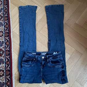 LTB jeans som är lågmidjade och bootcut, modellen valerie. Jättesnygga och knappt använda!💞