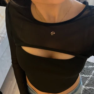 Fest topp - Super snygg svart fest topp, med nätade armar❤️‍🔥❤️