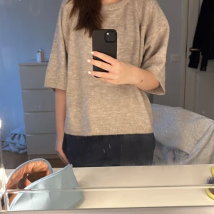 Stickad T-shirt  - hejsan!! jag säljer denna populära stickade  beiga t-shirten från lager157 då den inte kommer till användning!! köptes för 150 kr och säljer för 80 kr+ frakt💗💗endast använd en gång och är i nyskick!!