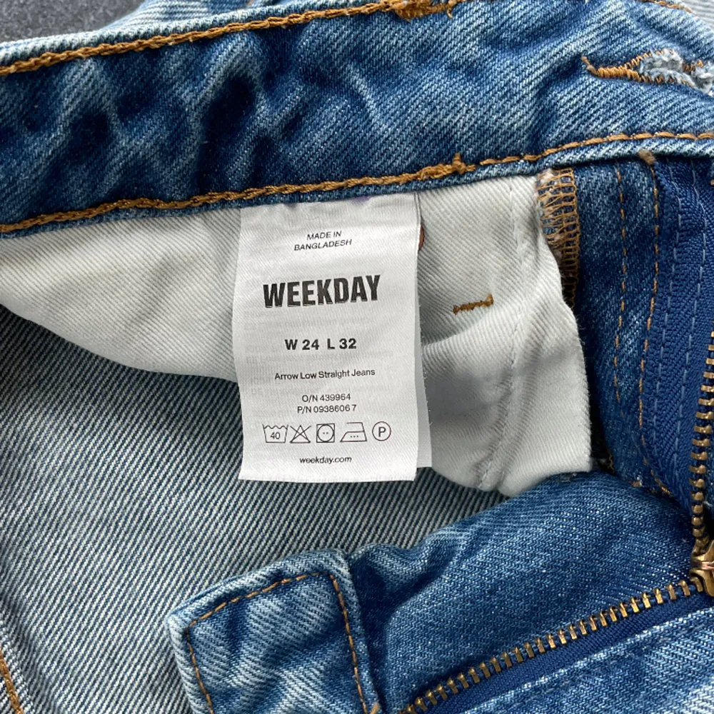 Säljer mina Weekday jeans i den populära modellen Arrow Low Straight i färgen blue delight, storlek W24/L32 💗 Jättefint skick! . Jeans & Byxor.