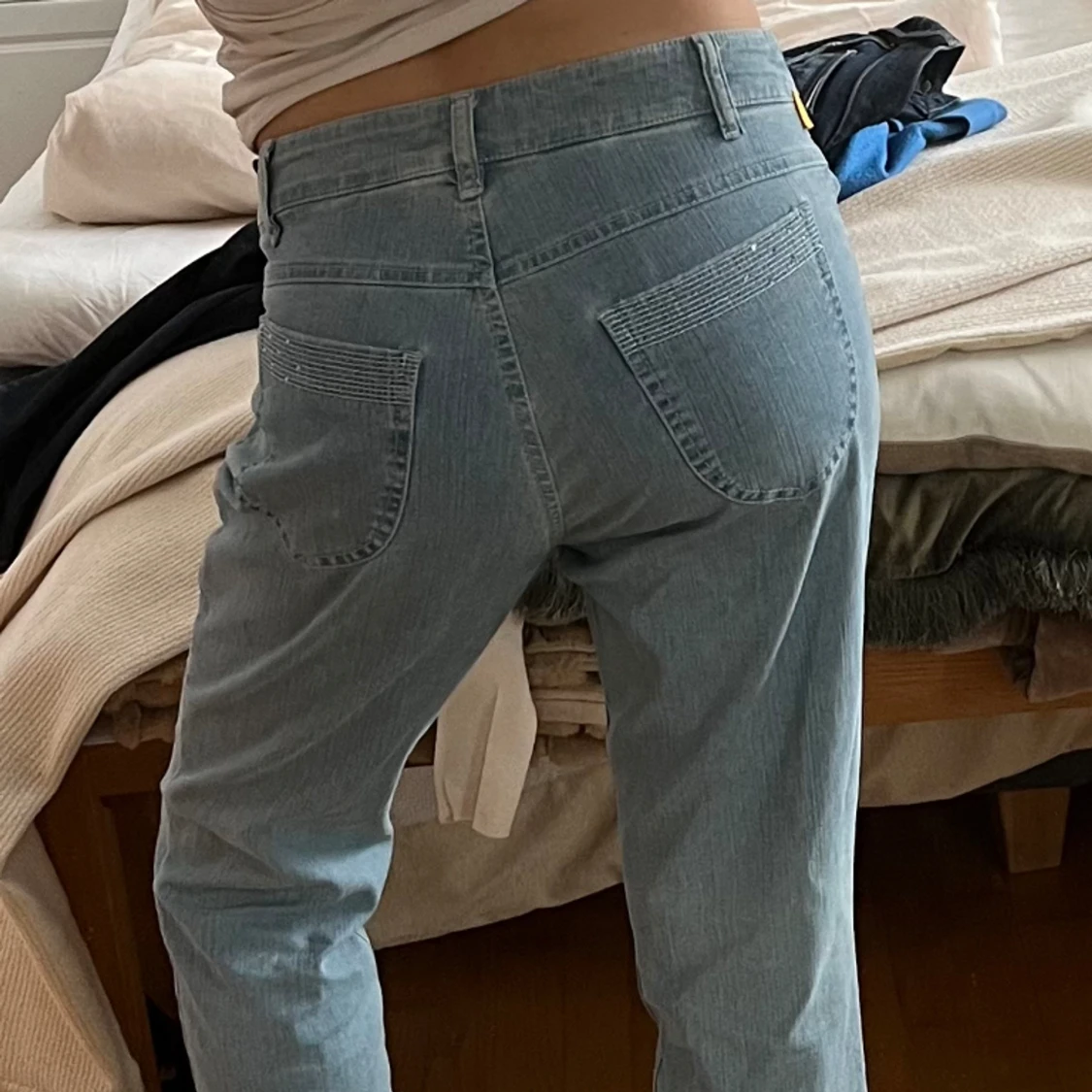 Lågmidjade ljusblå jeans med diamantdetaljer - 90