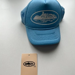 Corteiz Keps - Säljer min blåa corteiz keps. Fint skick då jag nästan aldrig har använt den. Jag köpte den på corteiz hemsida. Kepsen är svår att få tag på då deras hemsidan bara har öppet ibland och frakten kostar en hel del. Pris kan diskuteras. Fri frakt📦