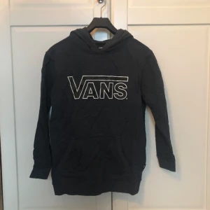 Vans hoodie  - Mörkgrå med tryck på bröstet. Storlek XL för barn motsvarar vuxen S. Fint skick, inga skador eller fläckar. Katt finns i hemmet.