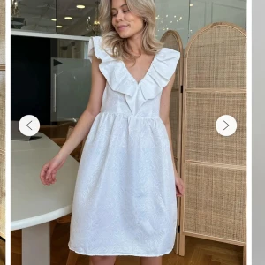 Vit klänning  - Kollar intresset på denna superfina klänning, perfekt till student eller sommaren, aldrig använd, köpt för 1200, buda privat