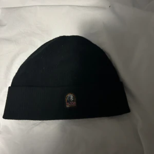 Parajumers mössa  - Det är en parajumpers mössa som är nästan helt ny 